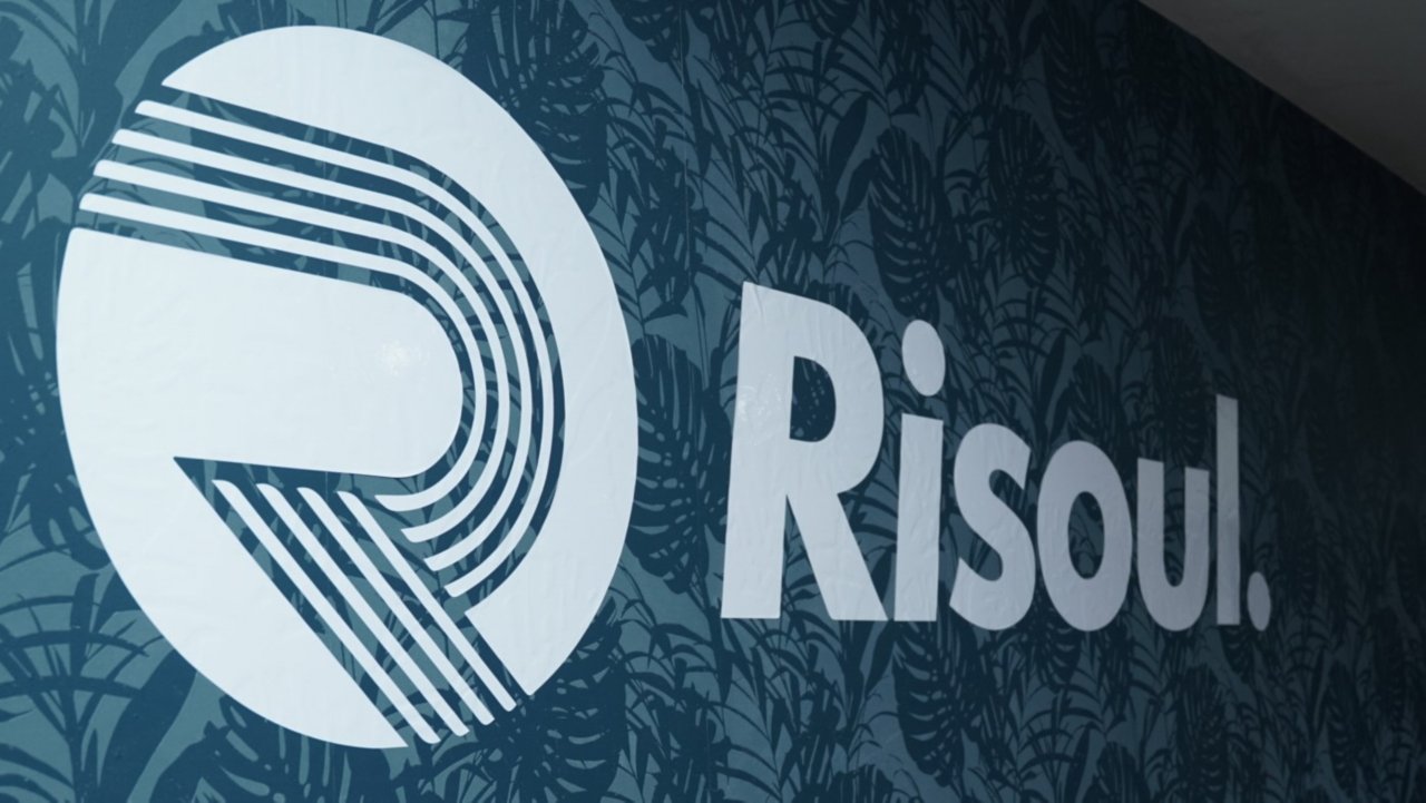 Logotipo de Risoul impreso en una muralla