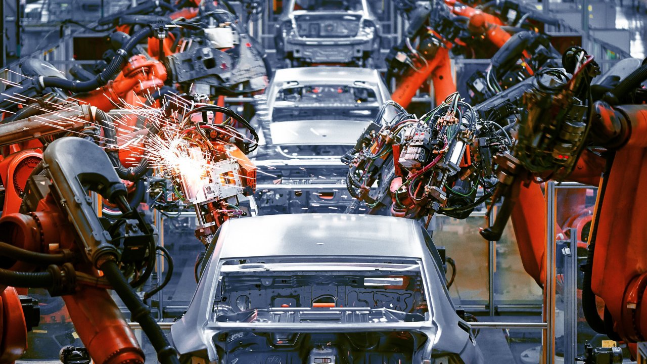 Industrieroboter in einem intelligenten Fertigungsbereich der Automobilindustrie