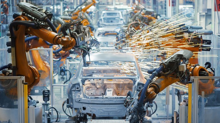 Rockwell Automation bietet Industriesteuerungssysteme für Automobilhersteller bis Lebensmittel- und Getränkeproduzenten. Abgebildet sind Roboter, die Automobilkarossen schweißen und sich an einer Produktionslinie entlang bewegen.