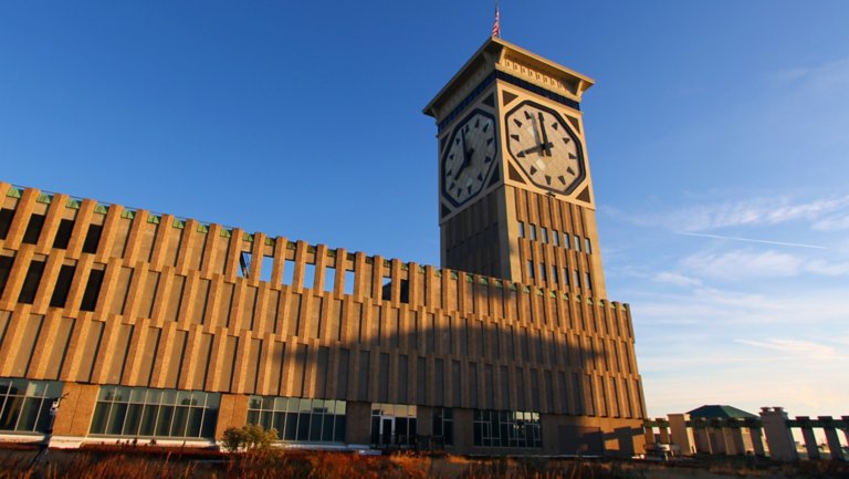 Torre del reloj de la sede central de Rockwell Automation en otoño