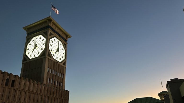 Torre del reloj de la sede central de Rockwell Automation al atardecer