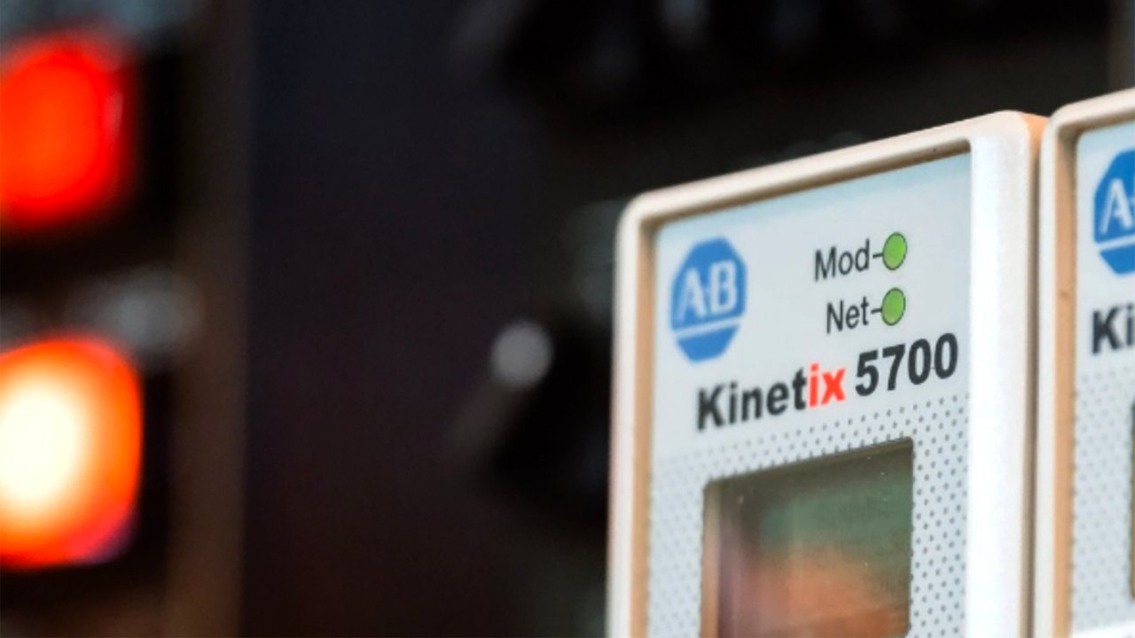 Allen-Bradley 2198 Kinetix 5700 伺服驅動器，在背景中配有配線和按鈕開關