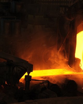 Walzen von heißem Stahl im Werk