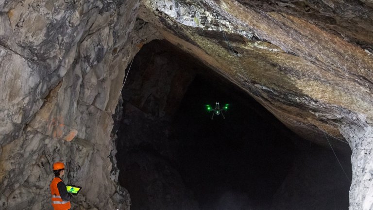 ドローンを使い洞窟を調査する採鉱作業員