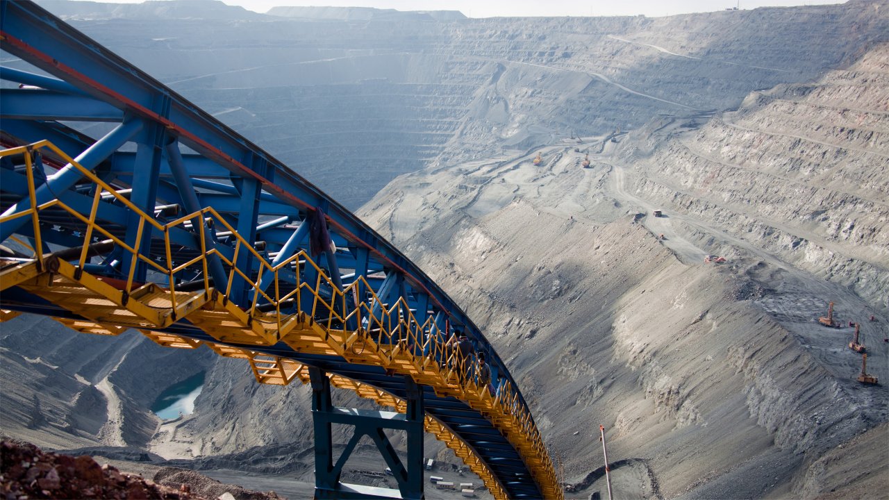 Mining operations conveyor for material handling