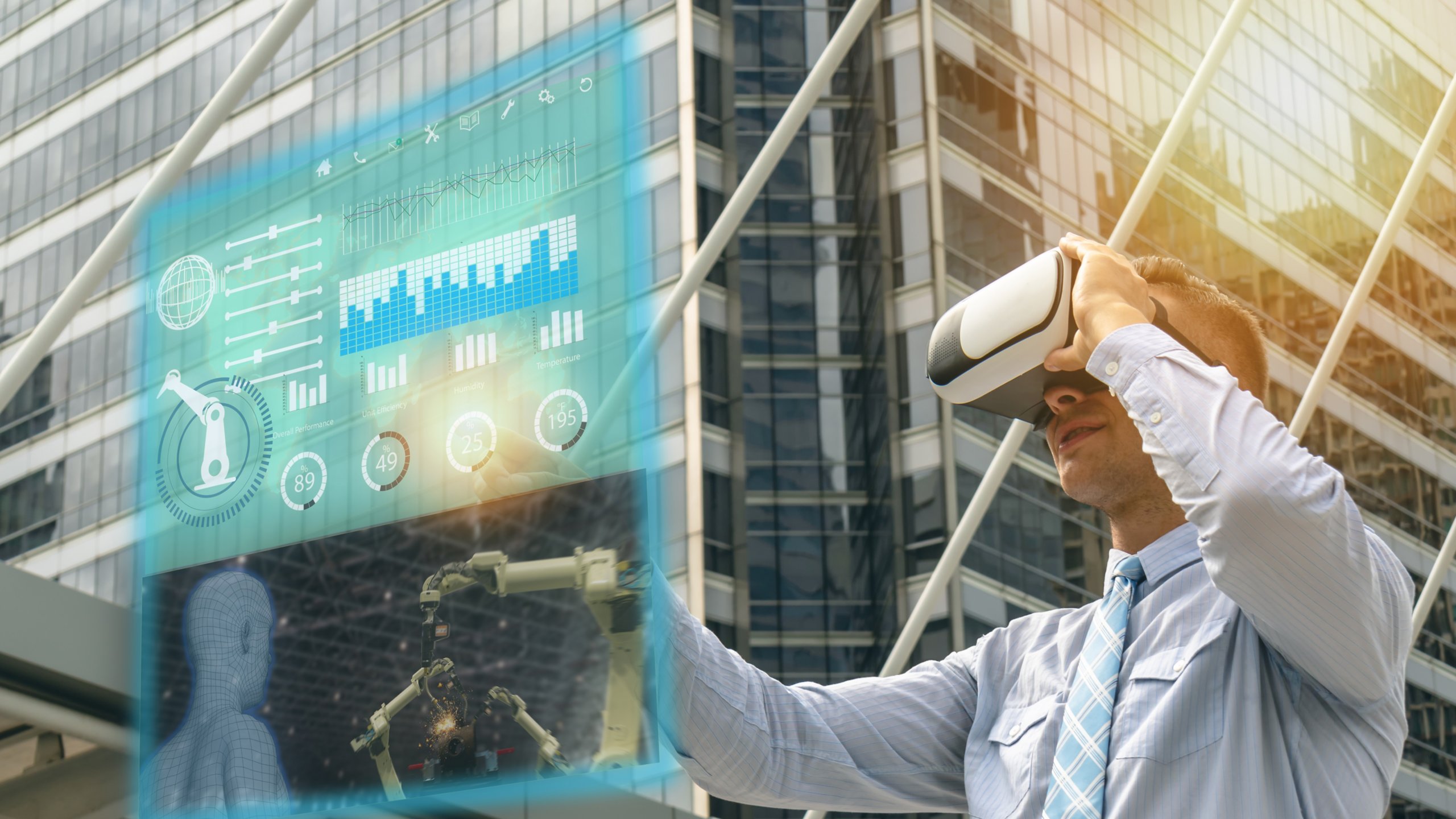 Homme en chemise et cravate portant un casque de réalité virtuelle et tapant des informations sur un écran virtuel avec un bâtiment en toile de fond