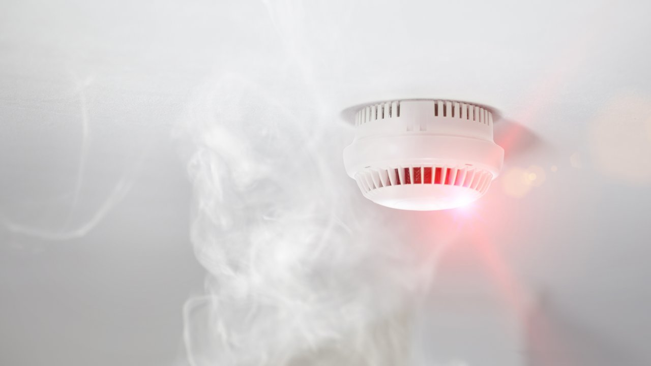 16x9-smoke-detector-on-ceiling-SHS-584812870