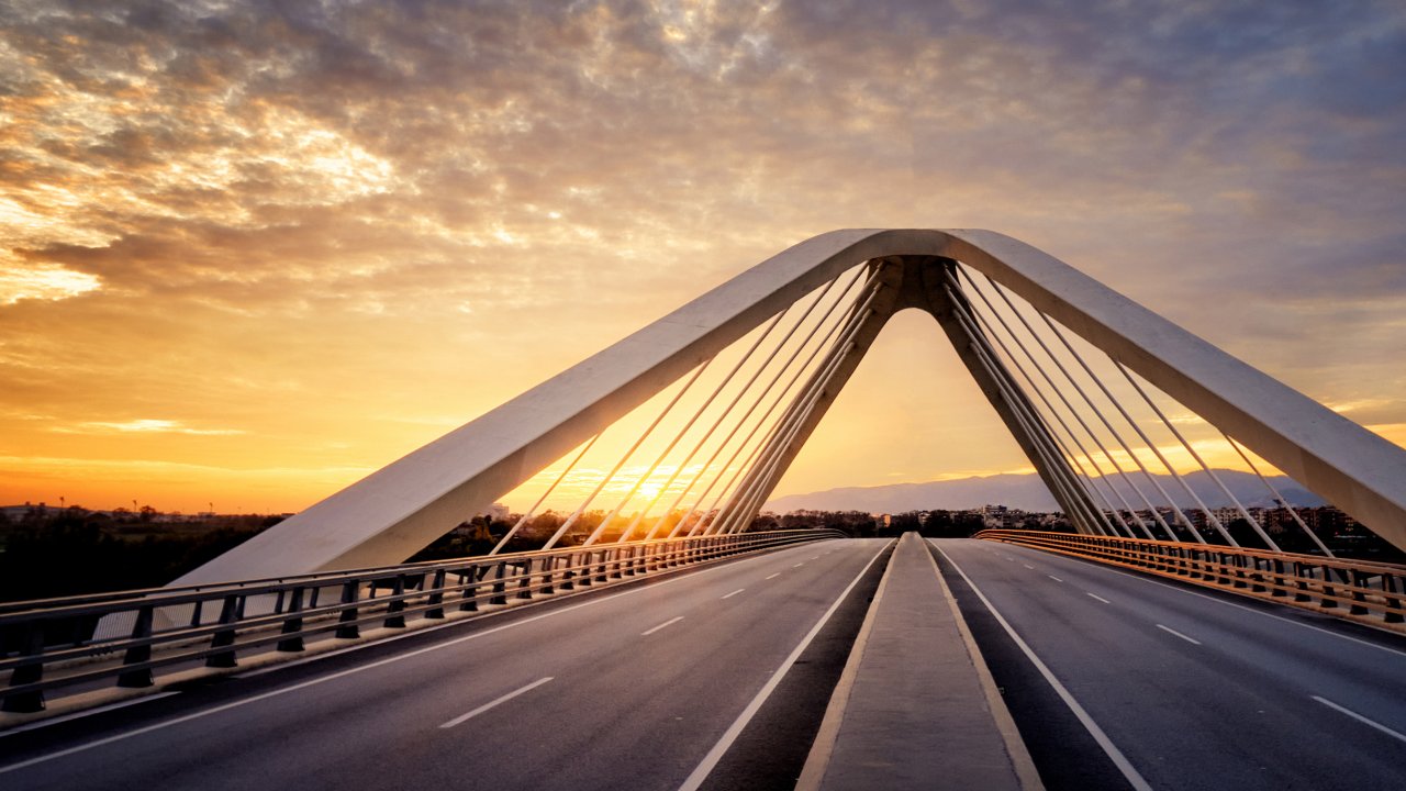 日落时分的西班牙加泰罗尼亚普拉特纳尔逊·曼德拉大桥，橘色晚霞布满蓝天