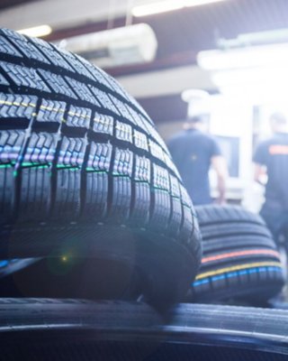 Novas tecnologias aperfeiçoam a produção de pneus em um setor competitivo