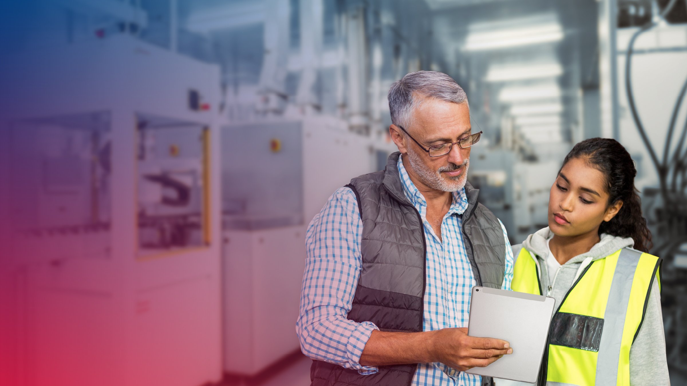 Ingenieros revisando juntos una tablet dentro de una industria