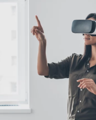 Mujer usando lentes de realidad virtual en una oficina