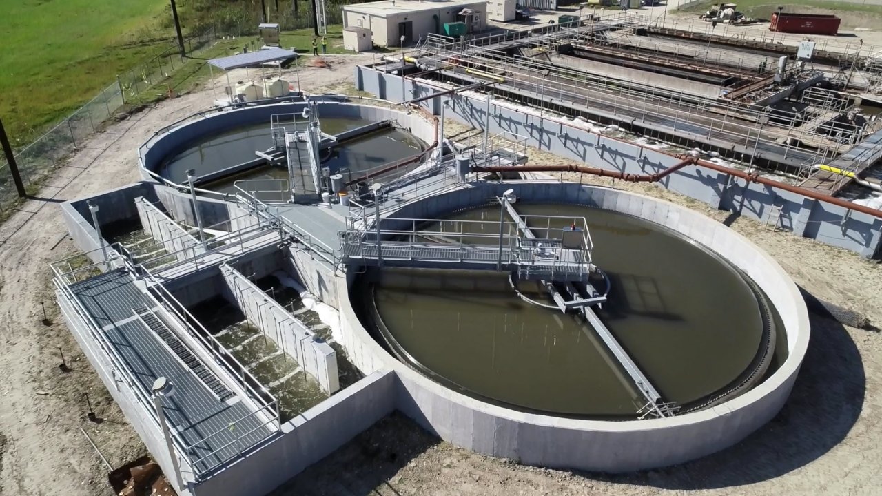 Vista aérea dos tanques de tratamento de água em uma instalação de tratamento de água e efluentes em Chicago, Illinois