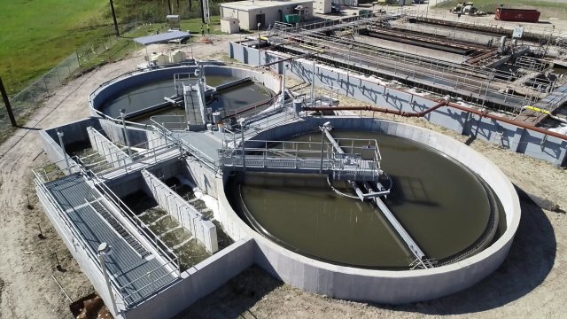 Vista aérea de los depósitos de agua de una planta de tratamiento de agua y aguas residuales en Chicago, Illinois