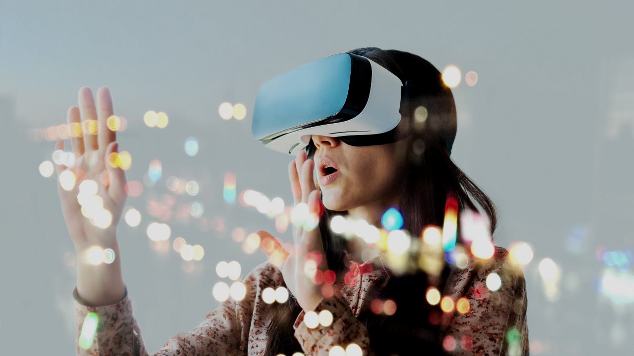 Woman wearing virtual reality google