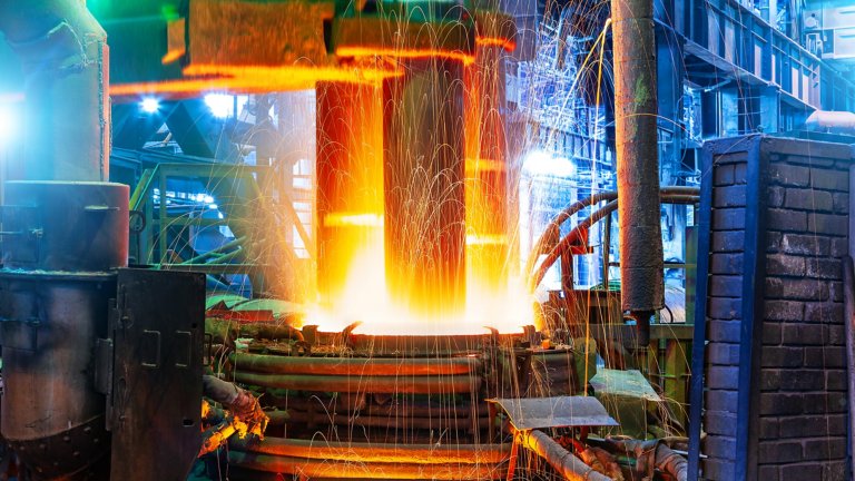 Horno de arco eléctrico en funcionamiento en el taller de la planta metalúrgica