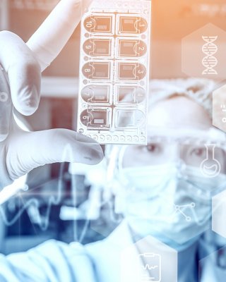 Profesional farmacéutica observando y analizando muestras