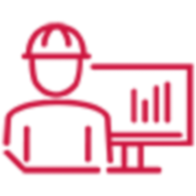 Persona frente a una computadora con datos