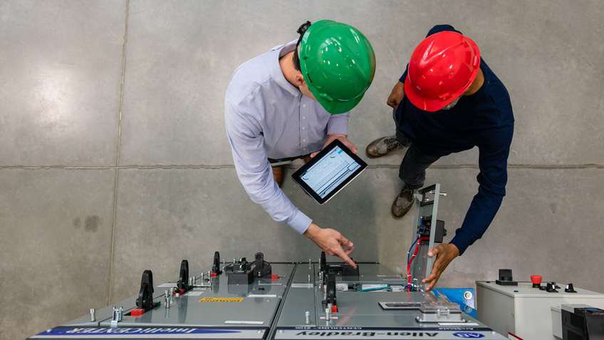 Découvrez comment le logiciel Safety Automation Builder guide les ingénieurs tout au long du cycle de vie de la sécurité des machines dans un seul environnement.