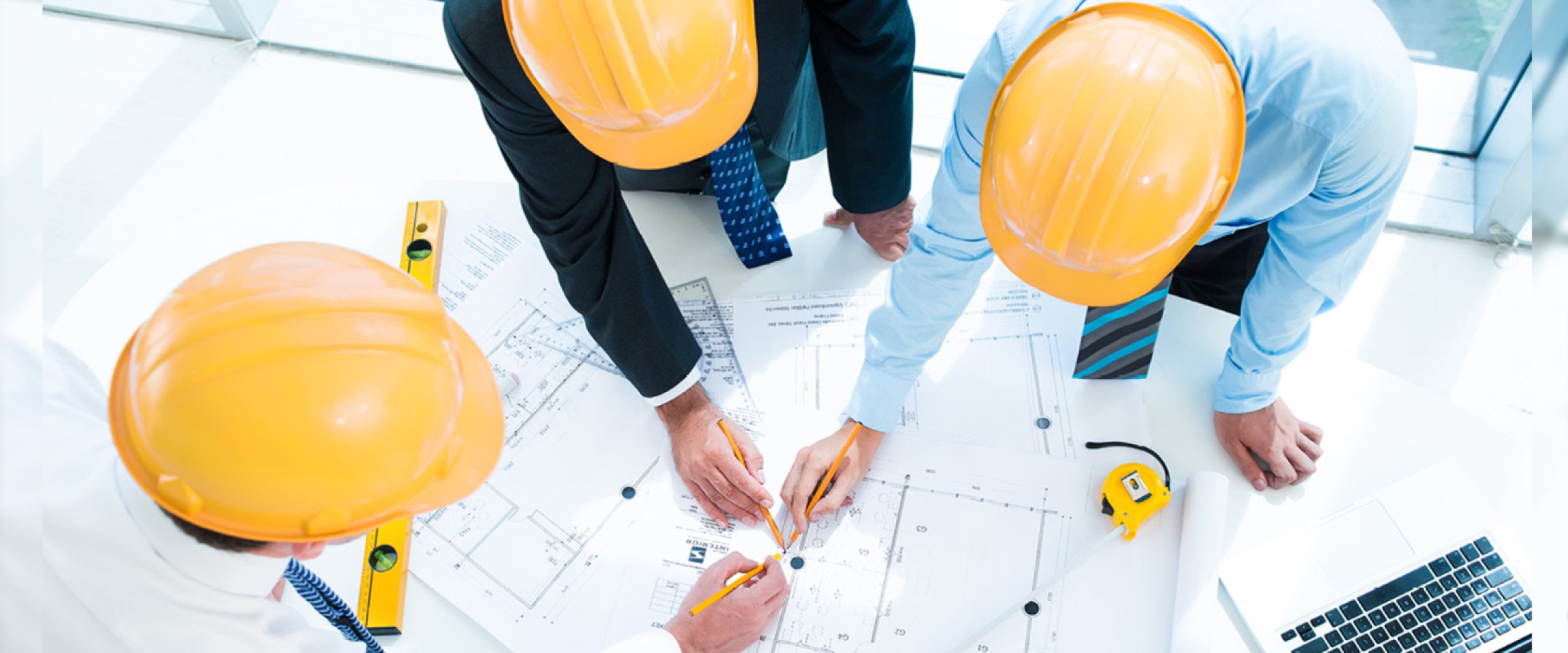 Trabajadores con cascos amarillos vistos desde arriba (vista cenital)