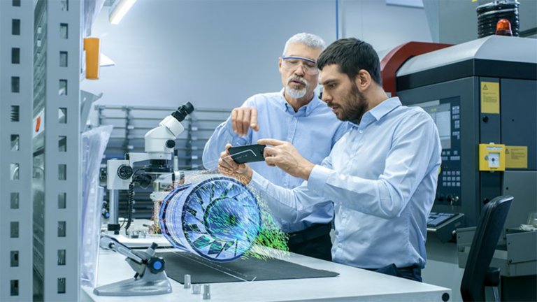 Zwei Arbeiter mit AR-Produktkonzept