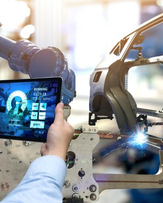 Mitarbeiter nutzt FactoryTalk AutoSuite, um auf seinem Tablet Produktionsdaten für eine Montagelinie in der Automobilfertigung anzuzeigen 