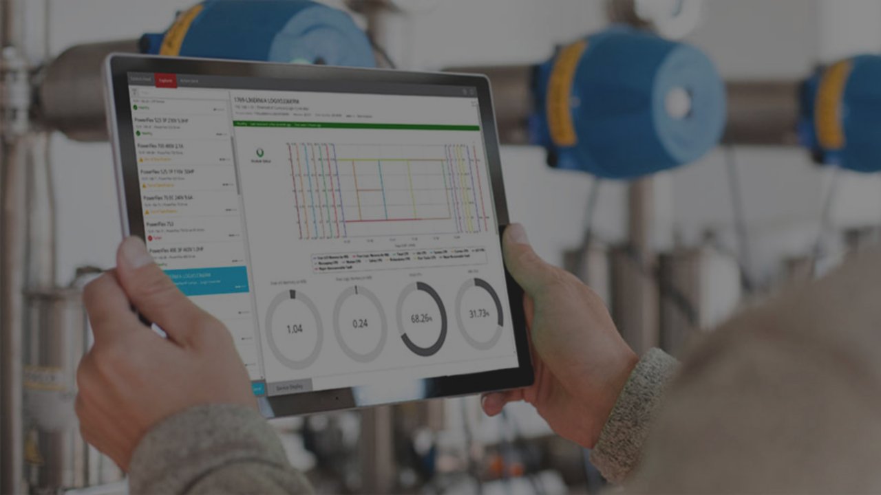 Engineer viewing FactoryTalk Analytics for Devices software on his tablet