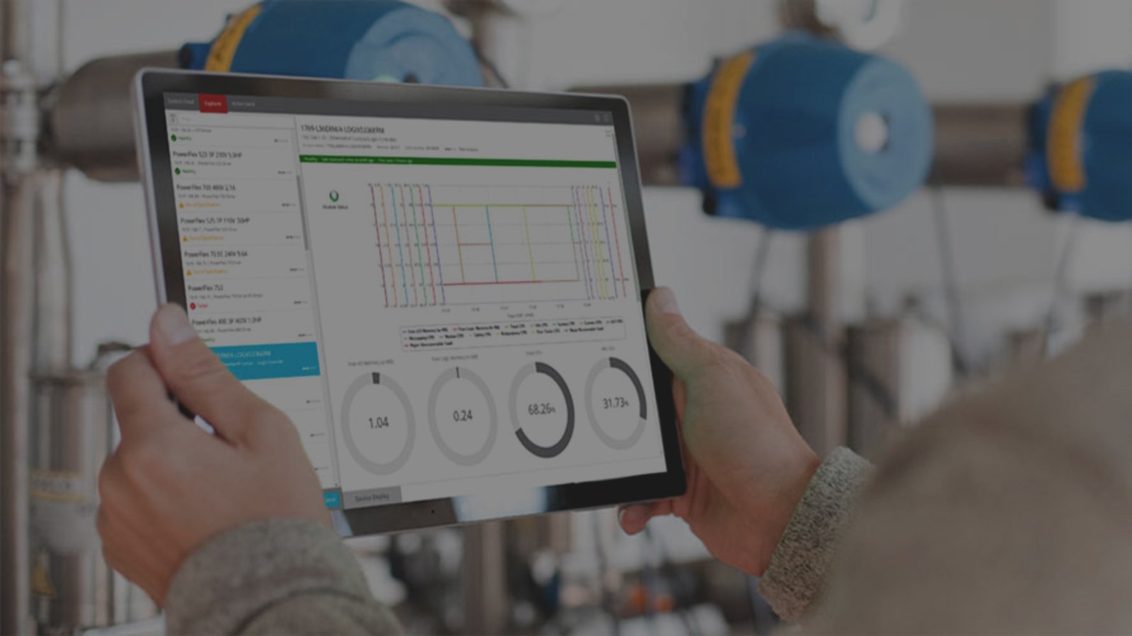 Tecnico che visualizza il software FactoryTalk Analytics for Devices sul suo tablet