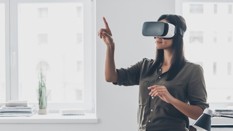 Lavoratrice che indossa un headset per la realtà virtuale