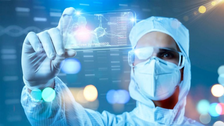 Un empleado en una fábrica de productos farmacéuticos sostiene y mira una pantalla virtual que muestra datos