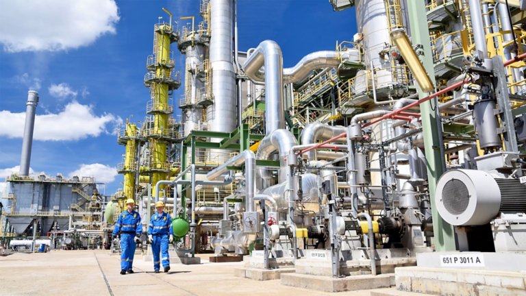 Chemical industry professionals digitalize their plant with the right technologies, smart assets and planning