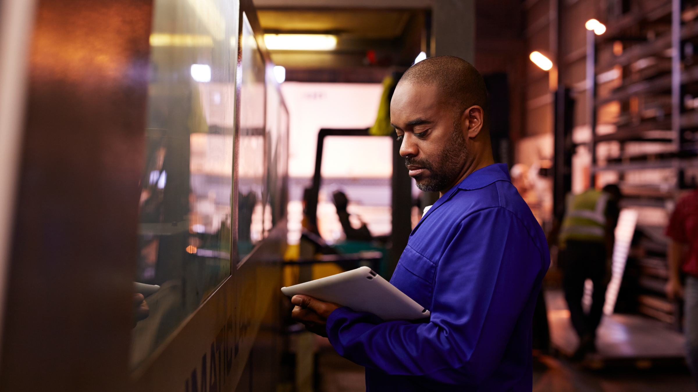 Male engineer viewing Plex MES on tablet