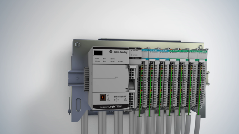 Imagen renderizada del sistema de control CompactLogix 5380 montado en un chasis SLC existente en una pared gris para demostrar lo fácil que resulta instalar el sistema de conversión de cableado 1492. 