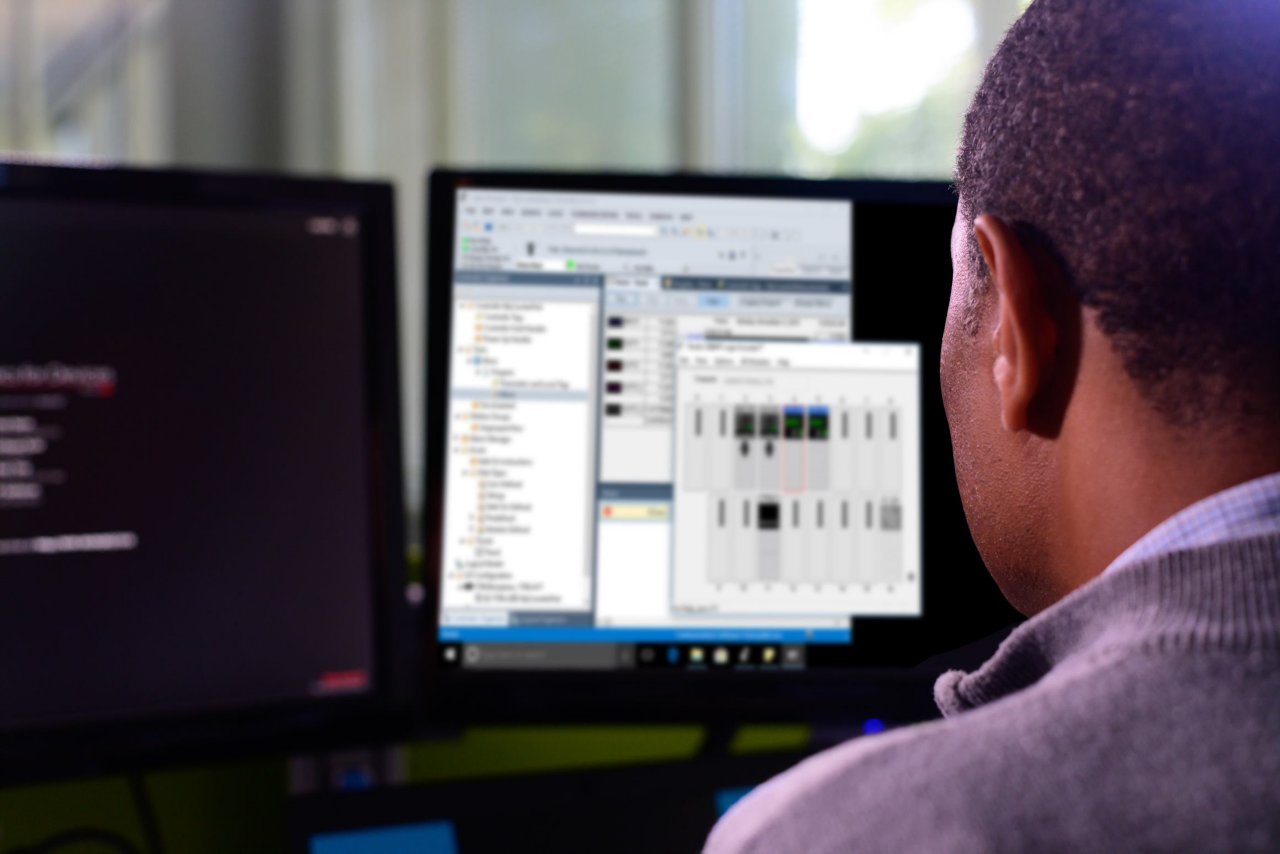 Ein Mitarbeiter sieht sich die Software Studio 5000 Logix Emulate auf seinen Monitoren an