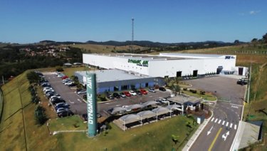 Vista aérea de uma empresa com veículos estacionados