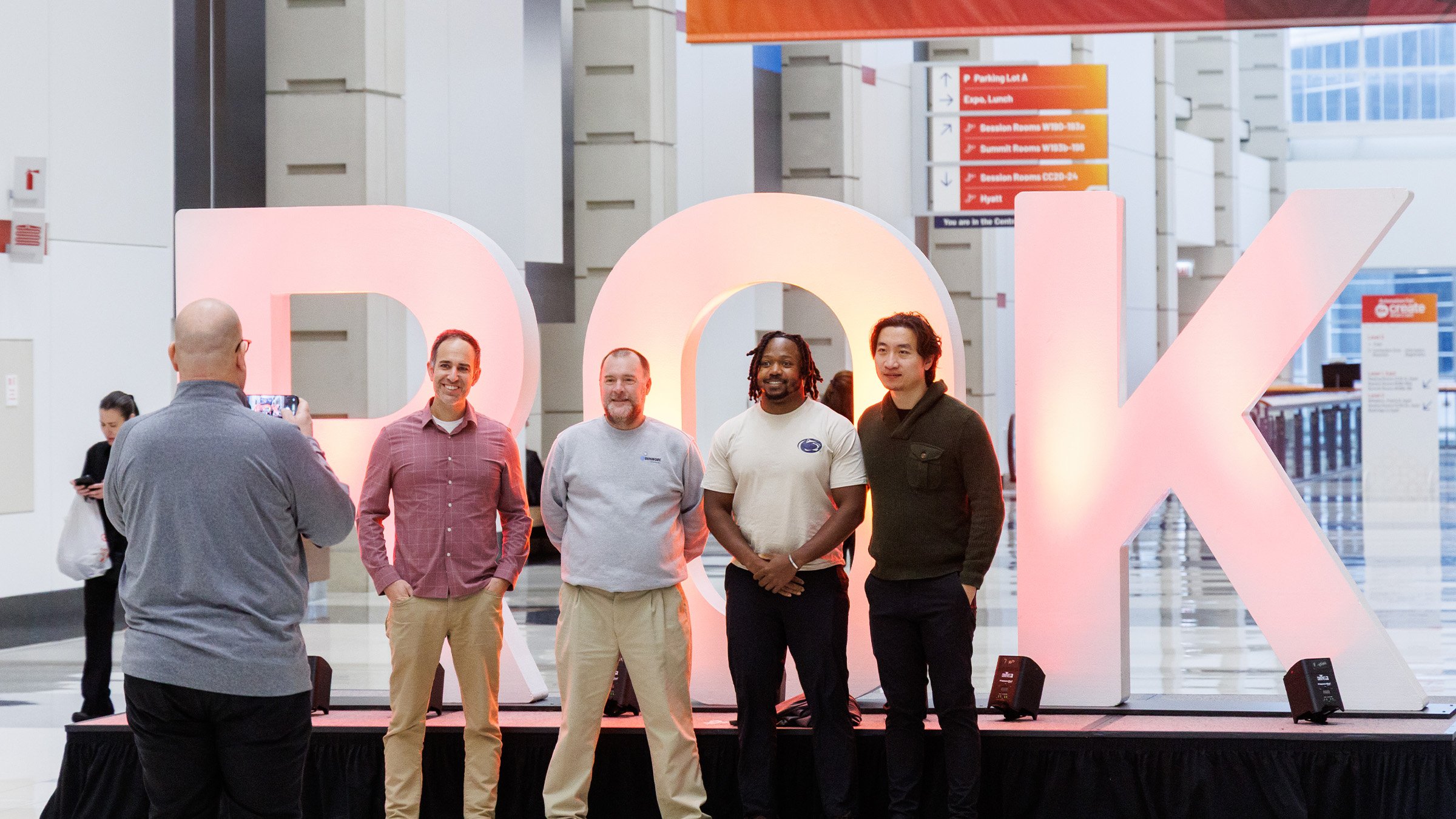 A group of people takes a picture in front of the big ROK letters