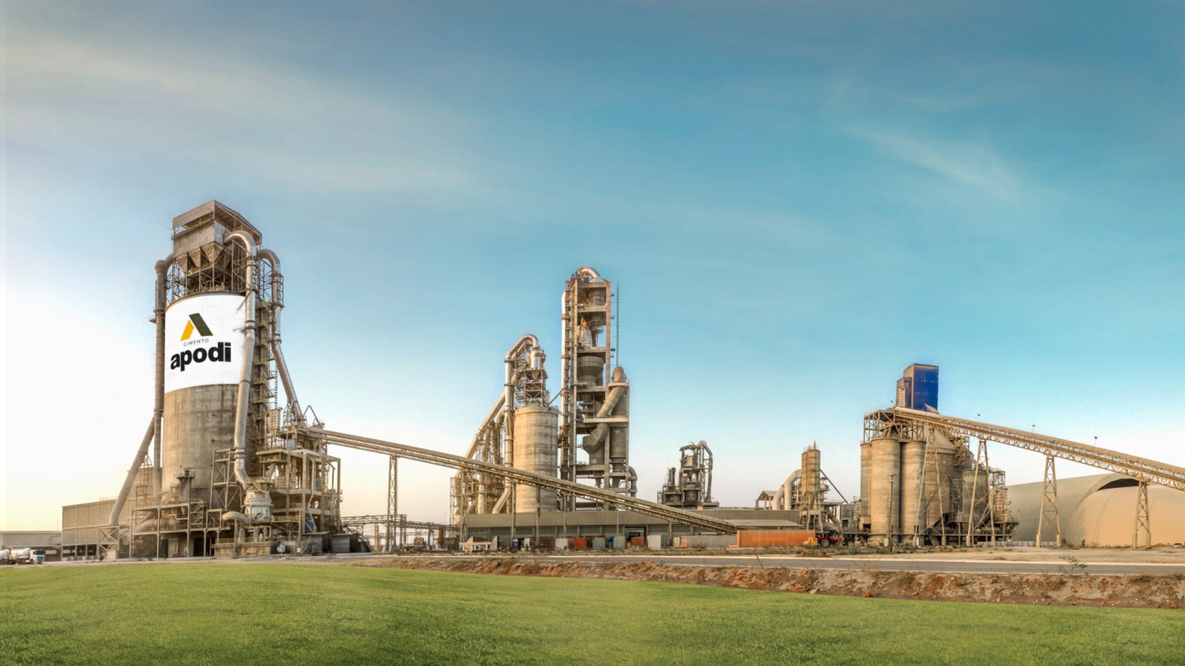Uma foto panorâmica da fábrica de cimento Cimento Apodi sob um céu limpo