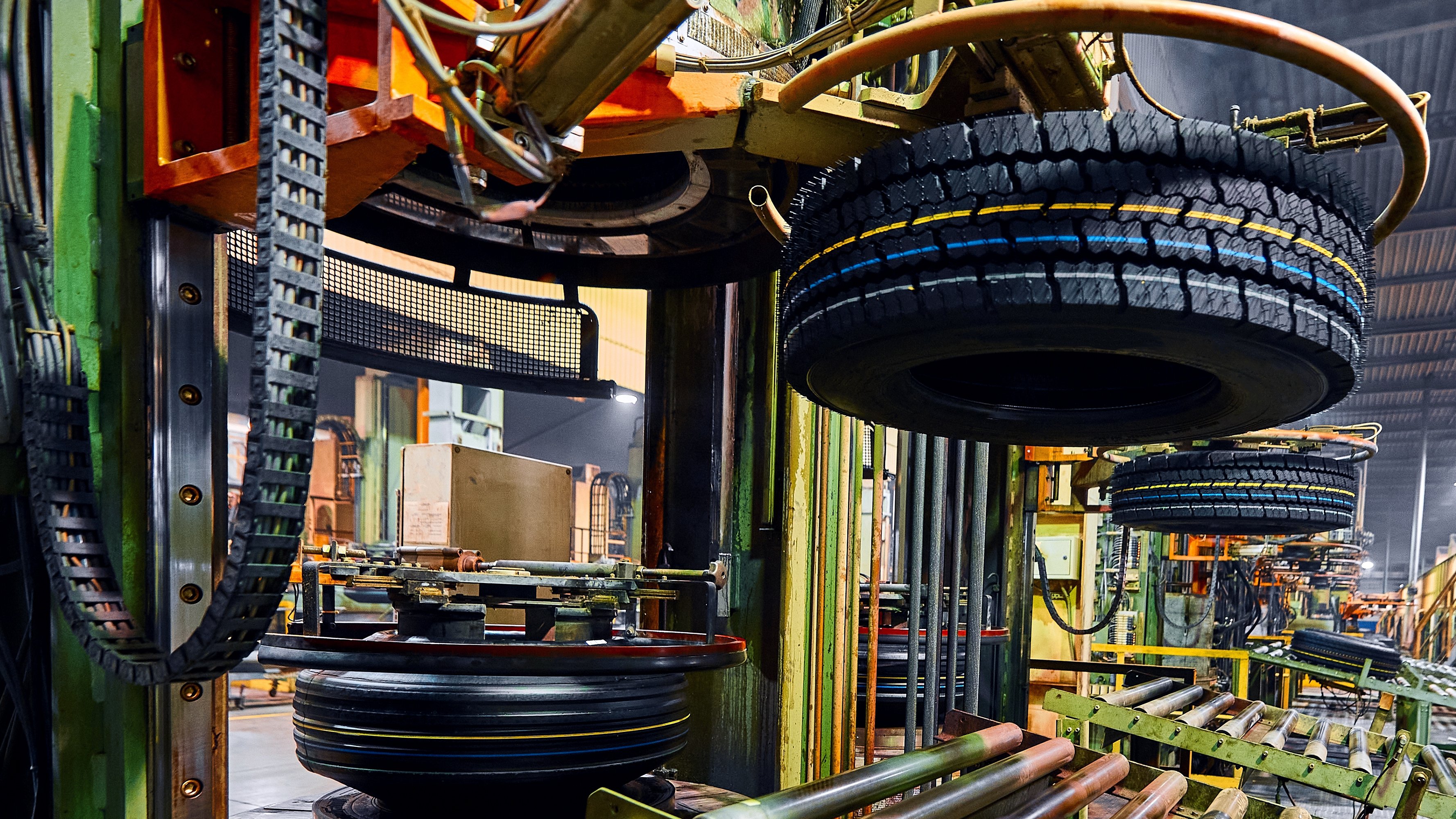 automatic-manipulator-holding-finished-car