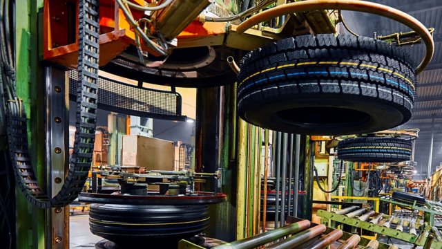 automatic manipulator holding finished car tire