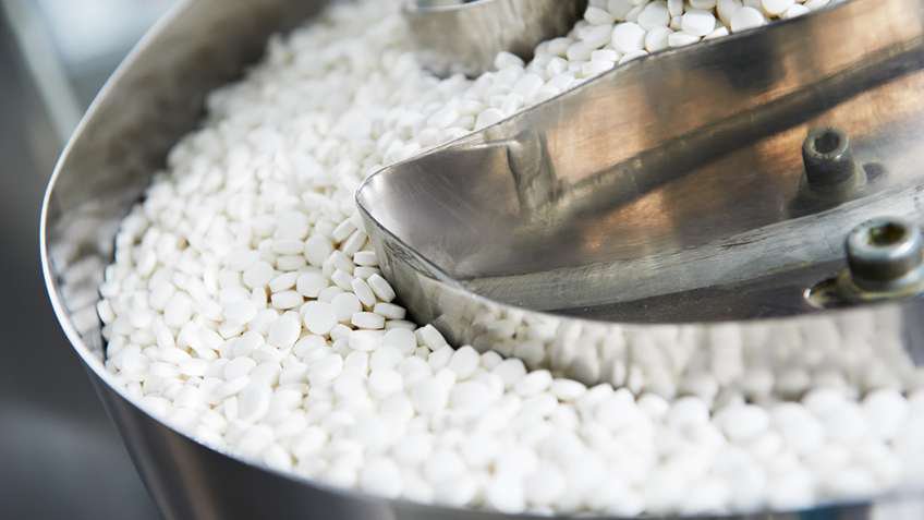 Los fabricantes farmacéuticos pueden usar los dispositivos IIoT para analítica predictiva y prescriptiva para optimizar la producción y minimizar las desviaciones en los procesos.
