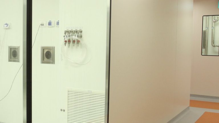 In einem Korridor in einer Anlage für Life Sciences befindet sich Ausrüstung von Rockwell Automation als Teil seines Fertigungsbetriebs