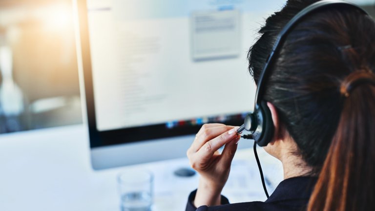 Ejecutiva de call center con audífonos