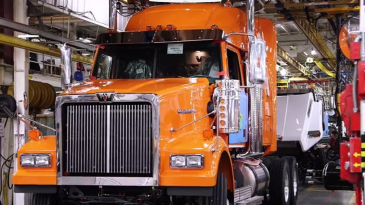 Digital Manufacturing Drives Innovation at Daimler Trucks hero image