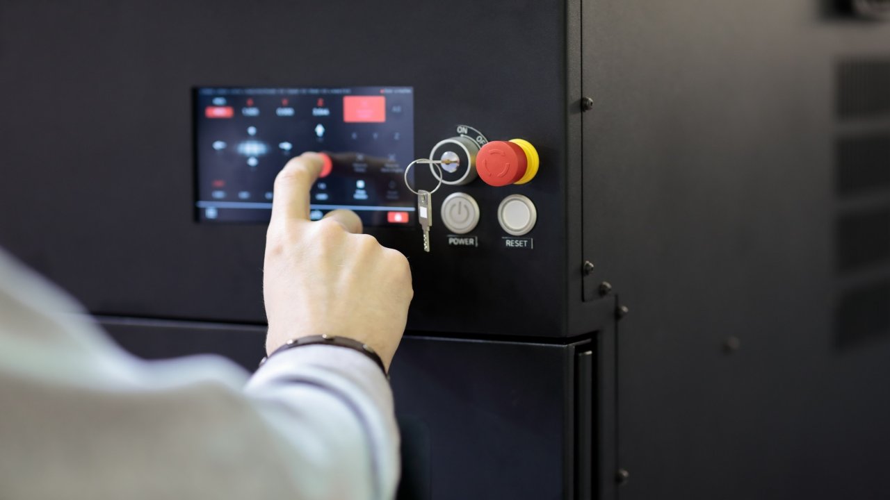 Operador interactúa con un panel de control táctil