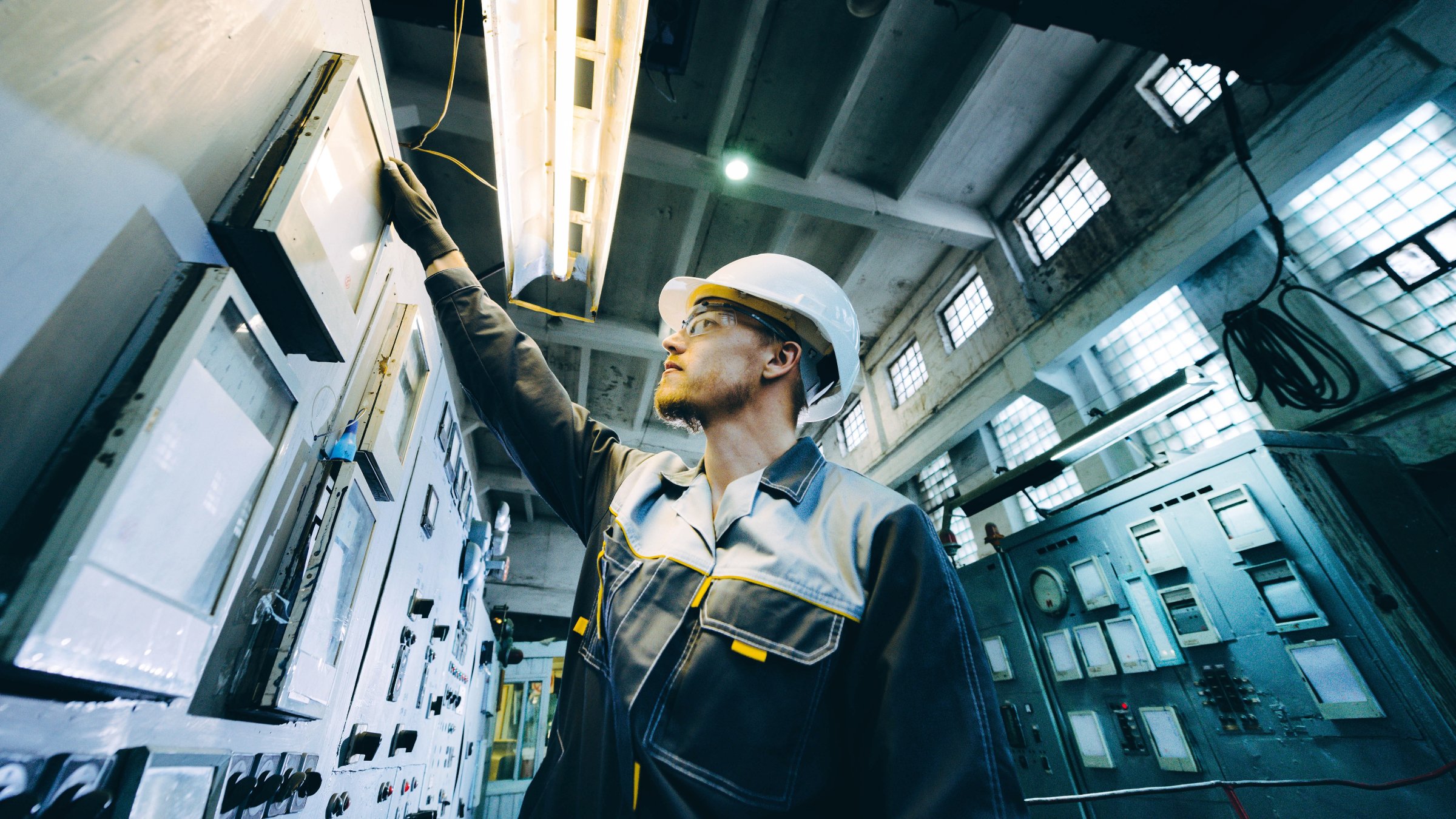 Trabajador manipulando paneles eléctricos