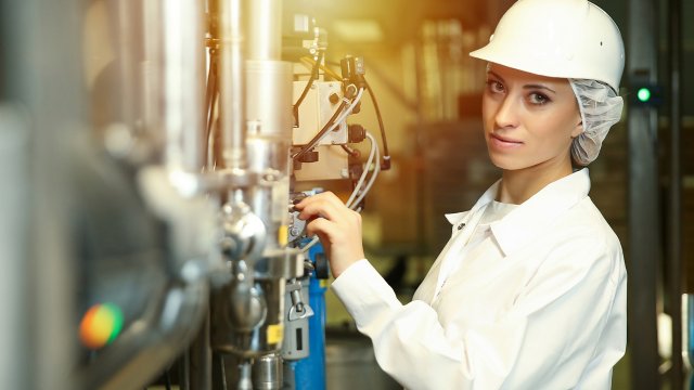 female engineer conducting an inspection in a production hall at a food factory