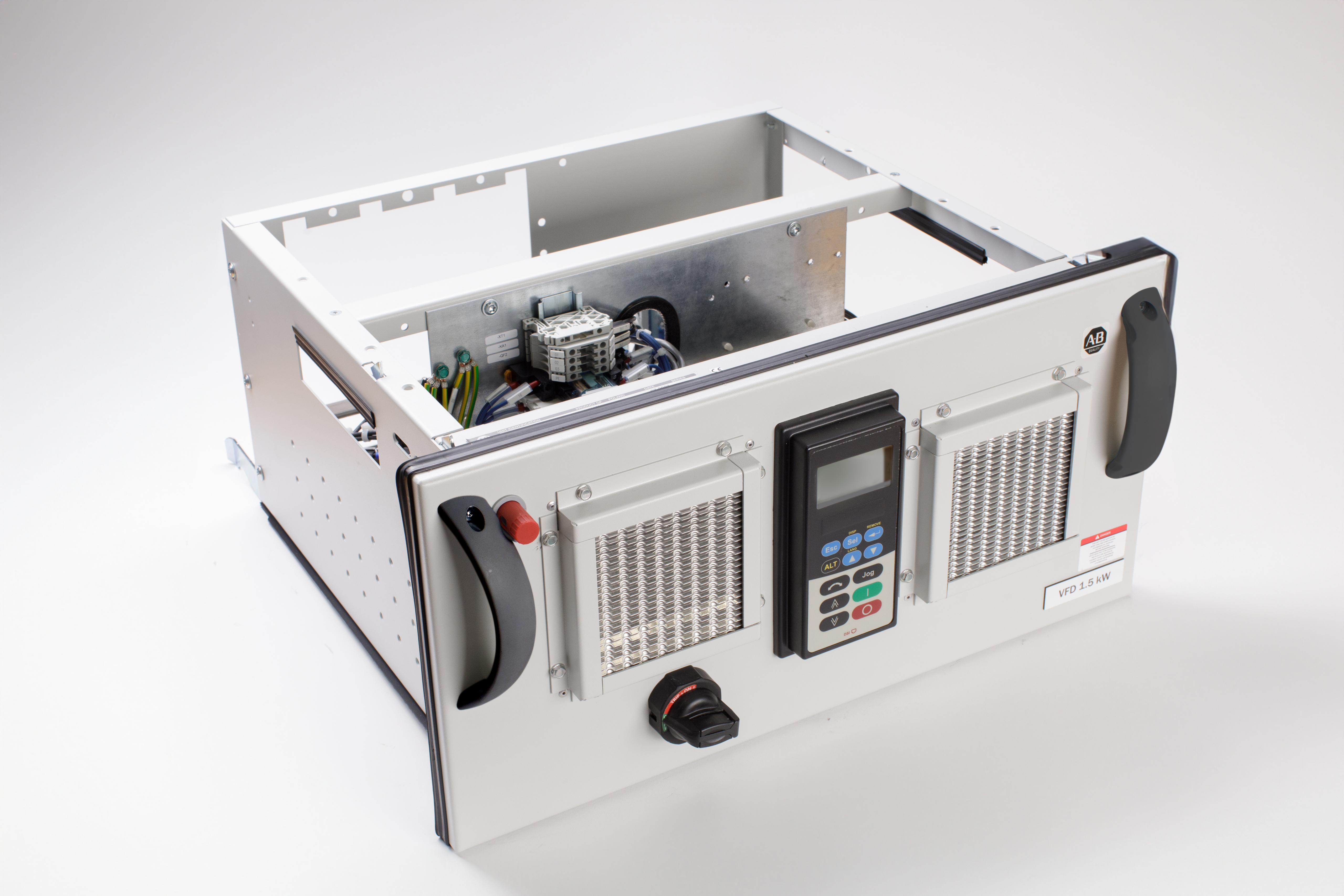 Un cassetto grigio con maniglie nere e monitor elettronico sul lato frontale, contiene un convertitore di frequenza Allen-Bradley