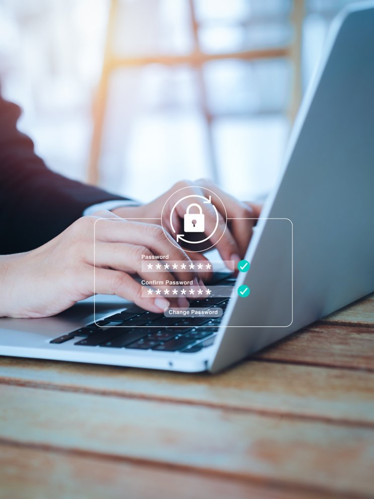 重置密码。虚拟锁图标，商务人士使用笔记本电脑时，在更改密码的虚拟显示屏上竖版显示的安全码。网站上用于数据保护的网络安全技术。