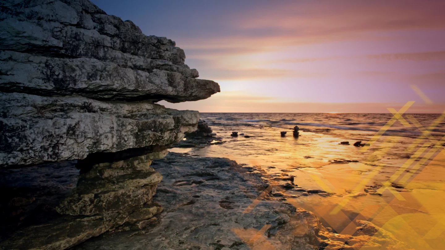 Uma grande rocha na margem de um lago