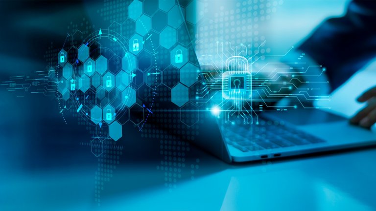 Um homem digitando em um laptop com um cadeado