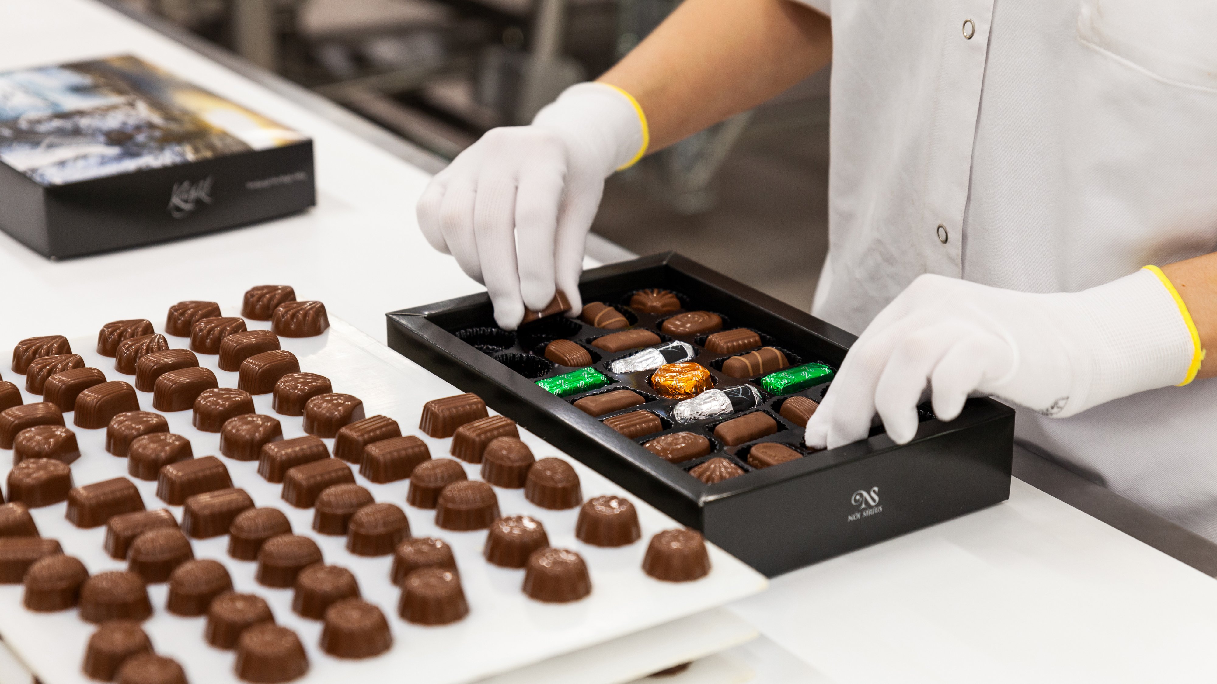 Nói Síríus chocolates on a production line